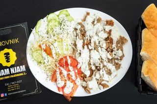 Doner kebab na tanjiru sa pomfritom