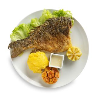 Crap prăjit cu mămăliguță și usturoi