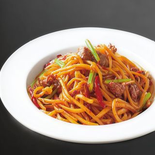 牛肉炒面 Tallarines salteadas con ternera