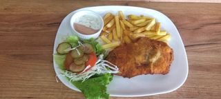 Pohovana piletina sa prilogom