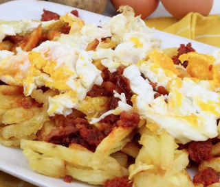 Sartén De Huevos Rotos Con Picadillo De Chorizo