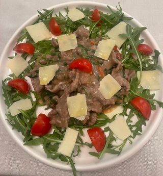 Straccetti con rucola, Pachino e scaglie di grana padano