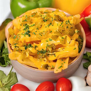 Cartofi tăiați în casă cu sos de brânză cheddar și ardei jalapeno