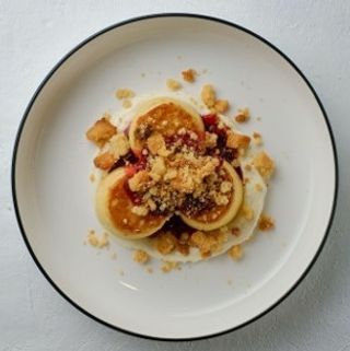 Сырники с брусничным джемом