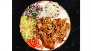 Kebab z Kurczaka na Talerzu