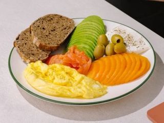 Dejun danez cu somon din pâine cu maia