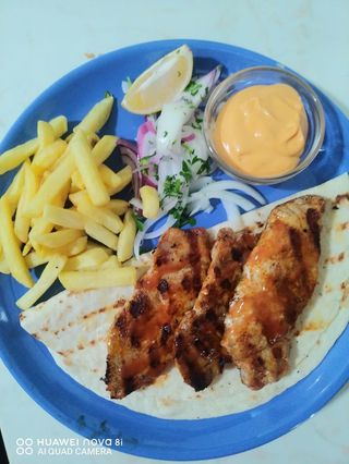 Пикантни свински каренца със сос, питка и гарнитура пържени картофки (400г)