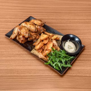 Alette di pollo piccanti con patate fritte