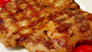 Стек от маринован свински врат с картофено пюре (350г)