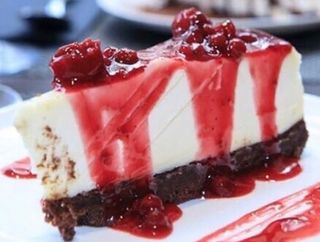 Tarta de cheesecake con coulis de frutos rojos