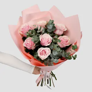 Buchet 7 trandafiri roz si eucalipt