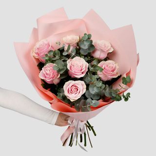 Buchet 7 trandafiri roz si eucalipt