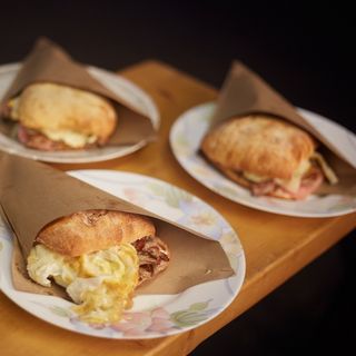 Bocadillo de gambas de tempura