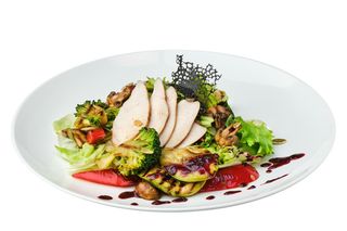 Теплий салат з овочами гриль та куркою (240г)