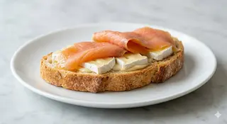 llesca de pa de pagès salmo i brie