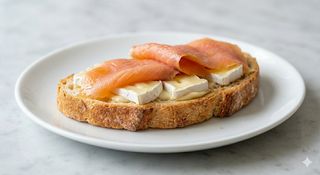 llesca de pa de pagès salmo i brie