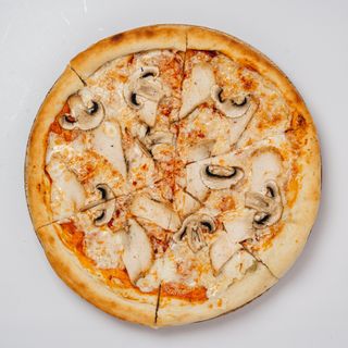 Пицца с курицей и грибами 
