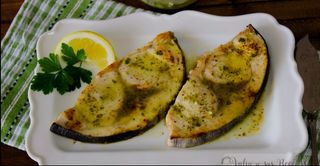 Emperador con salada y patatas