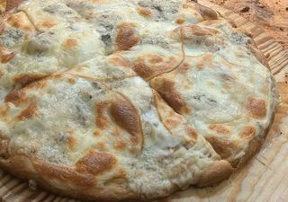 Focaccia bianca ai 4 formaggi