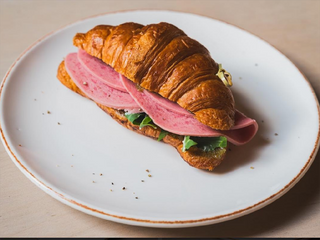 კრუასანის სენდვიჩი ინდაურის შაშხით