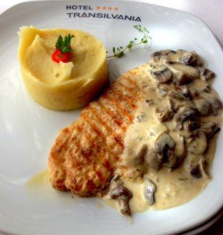 Piept de pui la grătar cu piure de cartofi și sote