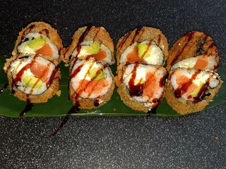 Rolka na Gorąco z Łososiem 8szt 320gr.