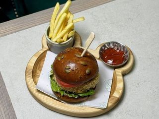 Бургер з картоплею фрі