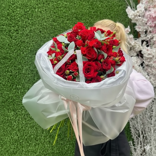 კლასიკური თაიგული 11 წითელი სპრეი ვარდი