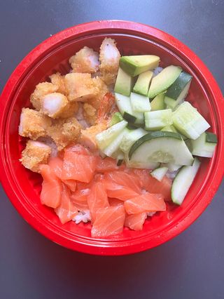 75 Poke salmone gamberi fritti cetriolo e avocado maionese