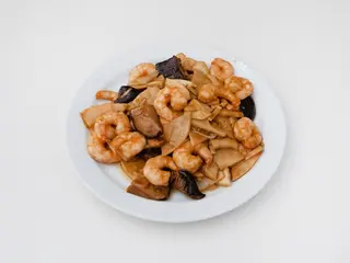 Gambas con bambú y setas 