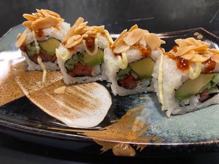 Maki California de tomate pepino aguacate y almendras y salsa