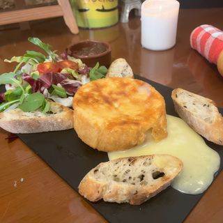 Camembert français pané, frit et salade verte.