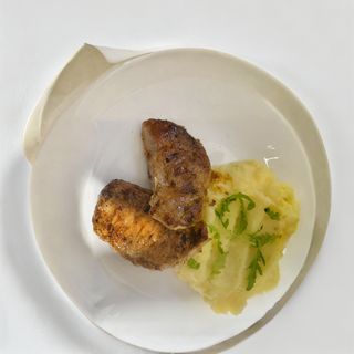 Cotlet de porc cu piure de cartofi și ulei de trufe