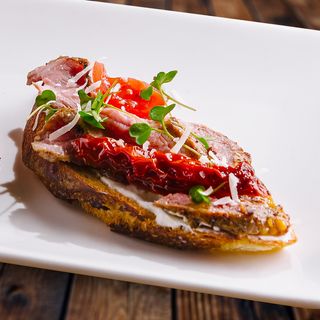 Bruscheta cu carne aromată de vițel 