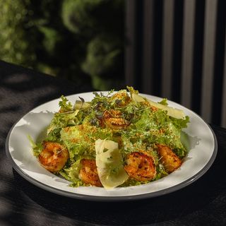 სალათი ცეზარი კრევეტებით