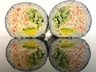 Futomaki z sałatką z surimi 6 szt.