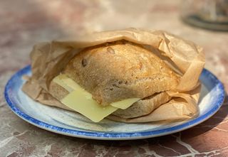 Sourdough bun w. Le Gruyere
