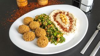 Meniu hummus cu falafel