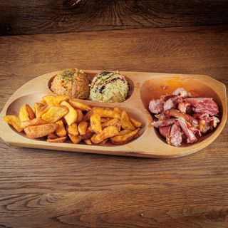 Kolenica sa podvarkom i krompirom na kriške