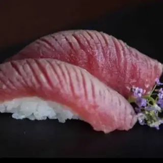 Nigiri Atum Braseado com Teriyaki e Sesamo (4 Peças)