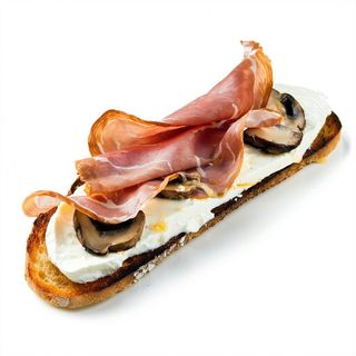 Bruschetta Crudo, mozzarella e crema di funghi