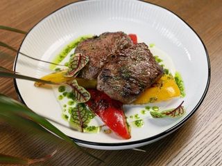 Медальйони з телятини з соусом Blue cheese та запеченим перцем (170/80/50g)