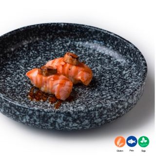 403.nigiri salmon flameado con foie(2pcs.)