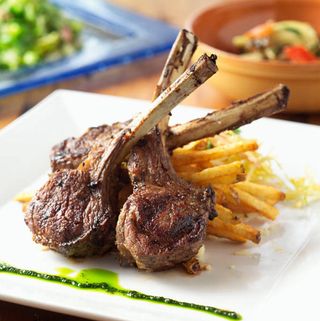 Costillas Y Medianas De Cordero A La Brasa