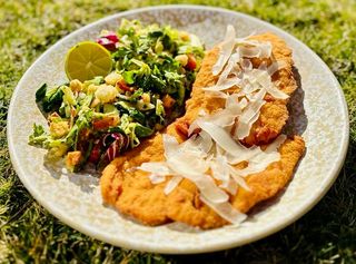 Snitel de curcan cu scalia de parmezan si salata crocanta