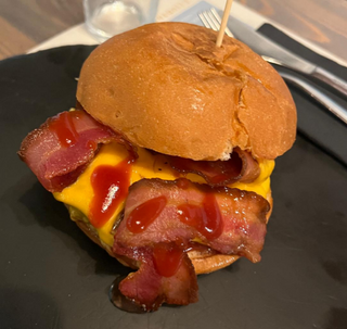 Cheddar & bacon - menù con patatine e bibita