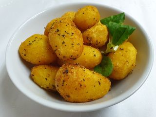 Mladi krompirići sa začinskim biljem