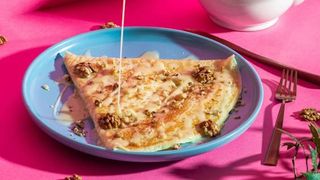 კრეპი შედედებული რძით და ნიგვზით