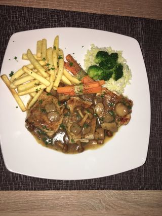 Ćureći medaljoni sa sosom od šumskih pečuraka