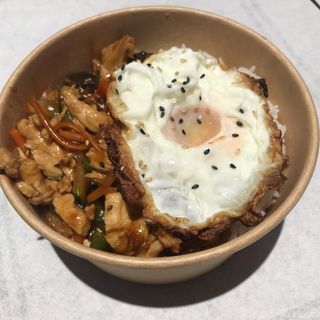 Wok de pollo, huevo frito y arroz jazmín